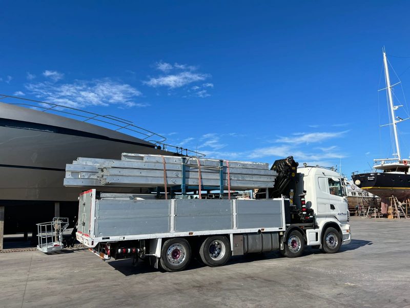 Camión grua autocargante